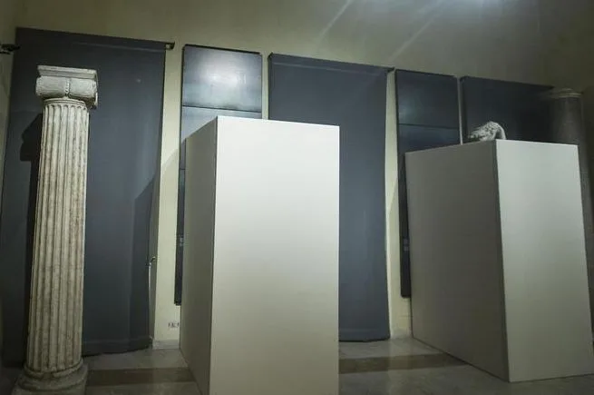 Quel simulacro di politica che si indigna ma frantuma la cultura